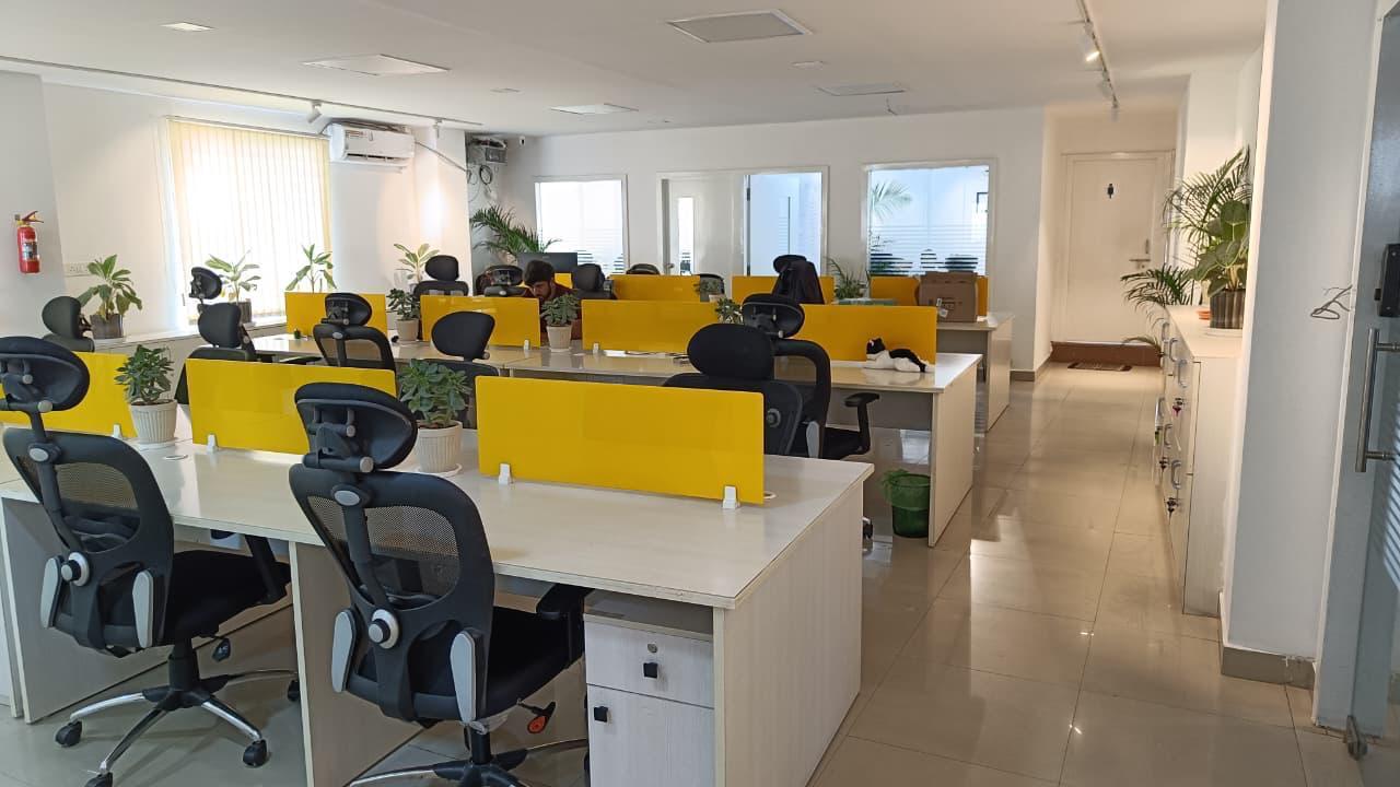 Open workspace floor at Lumiodesk HSR